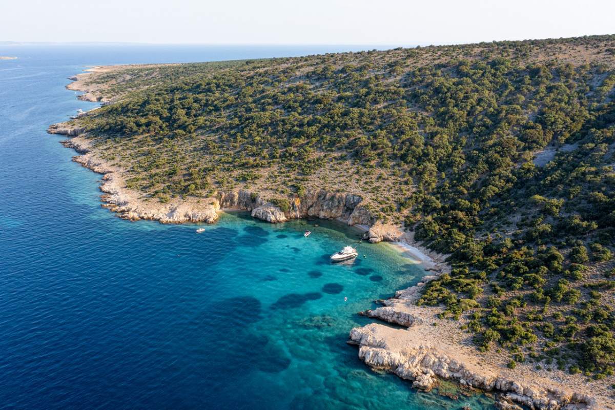 La spiaggia Velo žalo su Plavnik